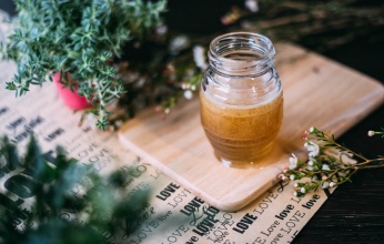 Dưỡng tóc mềm mượt với 4 công thức đơn giản từ mật ong